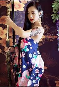 Smuk kimono fristelse sexet smuk charmerende arm tatoveringsbillede