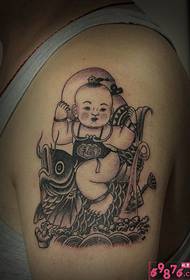 Ķīniešu tradicionālais vēja zēns, turot zivju rokas tetovējuma attēlu