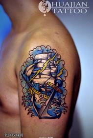 Patrón de tatuaje de vela de ancla de color de brazo