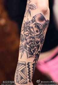 Arm point thorn v word vendetta masker tattoo patroan