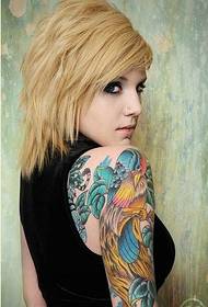 Imagem de padrão de tatuagem de papagaio colorido elegante bonito braço feminino elegante
