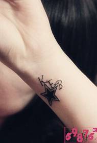 Aarm schwaarz a wäiss Star Text Perséinlechkeet Tattoo