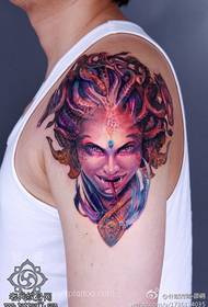 Pola tattoo Medusa kapribadian warna