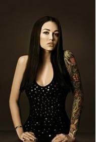 Kaunis ja viehättävä seksikäs Euroopan ja Amerikan kauneuden persoonallisuus käsivarsi tatuointi kuva