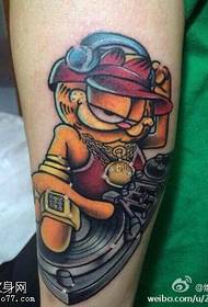 Rankos spalvos tatuiruotės paveikslėlis „Garfield“