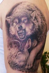 Tatuatge de llop dominant al braç