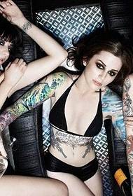 Bikini skönhet mode dominerande arm tatuering