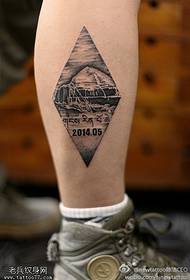 Patrón de tatuaxe de pirámide fermosa