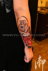 Patrón de tatuaxe rosa deus de ollos de brazo