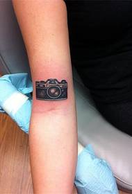 Веома индивидуална тетоважа камере на руци