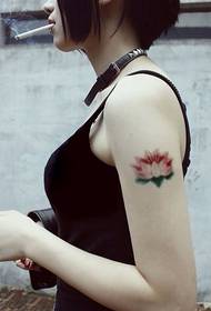 Femeie frumoasă braț tatuaj floare frumoasă