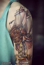 Modello di tatuaggio a barca a vela di colore realistico a grande braccio