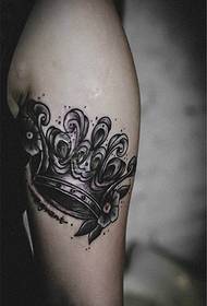 Vrouwelijke arm kroon tattoo patroon