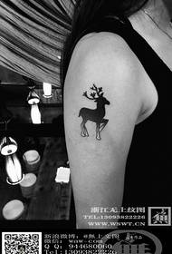 Tetovaža jelena od velike jelene ruke