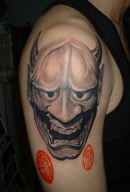 Tatuaggio classico in bianco e nero sul braccio grande