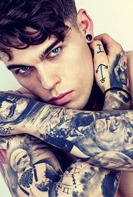 A group of European and American men show the charm of tattoos