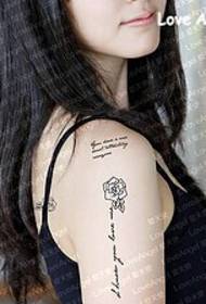 女孩手臂美麗的黑白英國花紋身插圖