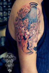 Wzór tatuażu w kolorze wody i ognia dłoni na ramieniu