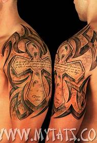 Tatuatore Lucy capolavoro del tatuaggio braccio maschile