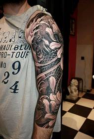 Griekse tatoeëringskunstenaar KOSTAG se tatoeëermerk vir blomme-armwerke