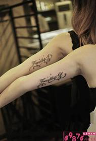 Merginos šviežios angliškos rankos tatuiruotės paveikslėlis