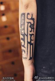 Naoružajte tajanstveni uzorak totemske tetovaže