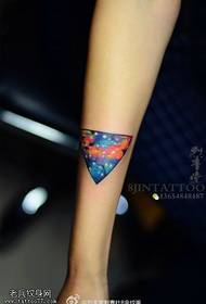 Узорак боје тетоваже звездастог троугла у боји