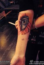 Жаночы колер рукі рэалістычны малюнак татуіроўкі вачэй