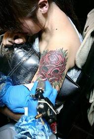 Kapribadian panangan awéwé mawar tangkorak prosés tato