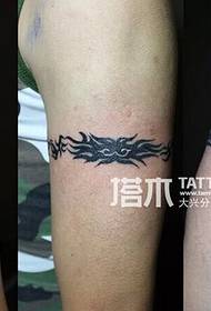 Rankos totemo modifikuota raišties tatuiruotė