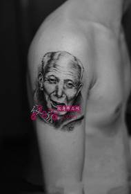 Tatuaggio braccio ritratto in bianco e nero