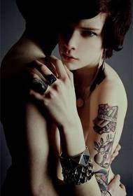 Tatuaggio del braccio alla moda per ragazze non tradizionali