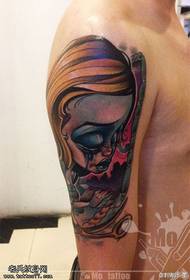 Immagine del tatuaggio della ragazza di colore del braccio