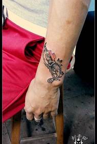 Patron de tatuatge de camaleó de braç