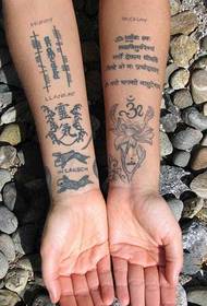 Stylvolle en pragtige geheimsinnige tatoeëring van Sanskrit
