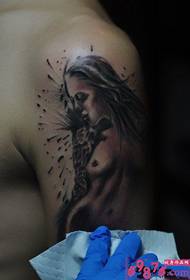 Man lengen proses gambar tato kecantikan Eropa lan Amerika
