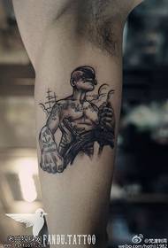 Silny wzór tatuażu marynarskiego na wewnętrznej stronie ramienia