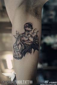 Forte disegno del tatuaggio da marinaio all'interno del braccio