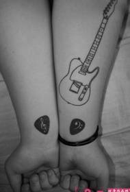 Paže čierna a biela gitara na vedomie, módne tetovanie