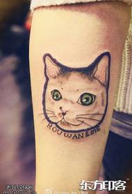 Модел за тетоважа на мачка со рака