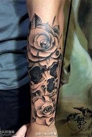 Motif de tatouage rose sournois