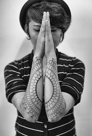 Immagini di tatuaggi europei e americani di totem in bianco e nero alternativi del braccio dell'uomo