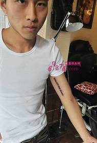 Obraz tatuażu przystojny facet ramię angielski