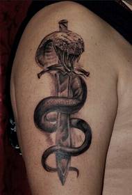 Personalizēts rokas čūskas tetovējums