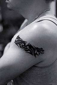 Immagine del tatuaggio del totem del drago in bianco e nero del braccio del ragazzo