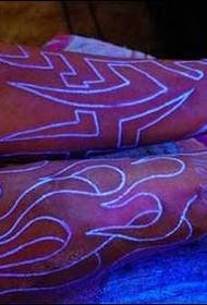 Tatuaj rece și rece invizibil: aprecierea de tatuaj fluorescent a brațului