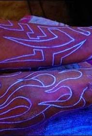 Cool und cool unsichtbare Tätowierung: Arm fluoreszierende Tattoo Bild Anerkennung