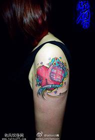 Татуировка в виде сердца с сердечком
