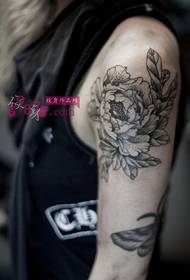 Punktpion sort og hvid arm tatovering