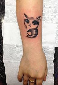 手臂上时尚好看的黑白猫纹身图案